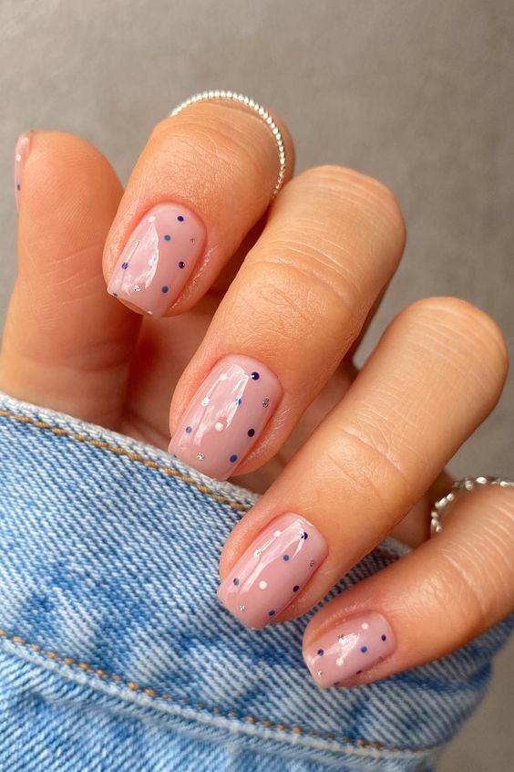 Tiny dots nails